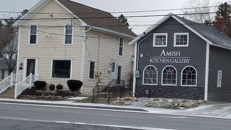 102759 amish kitchen gallery 1 768x432