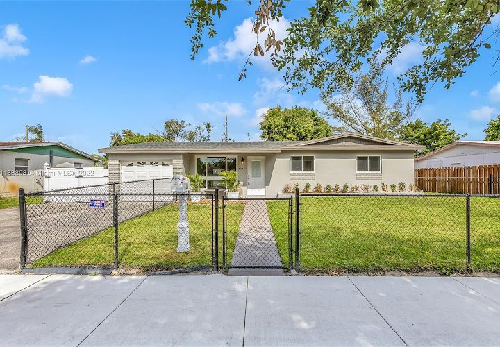 18589 saylor fence 1