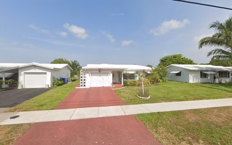 85090 2 men roofer 768x480