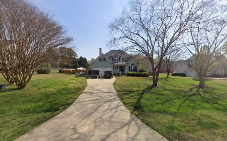 173363 curlees cutting edge lawn care 768x480