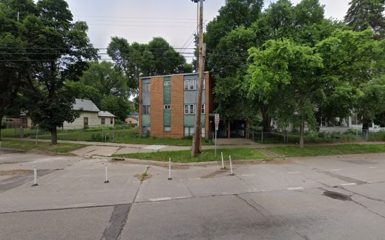 173637 snow and lawn care services 768x480