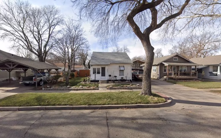 174078 clean green lawn care 768x480