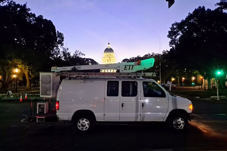 200152 electric man electrician and lighting services