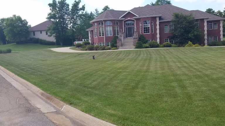 217096 wecutt lawncare 768x432