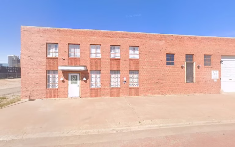 240566 s r custom cabinets 768x480