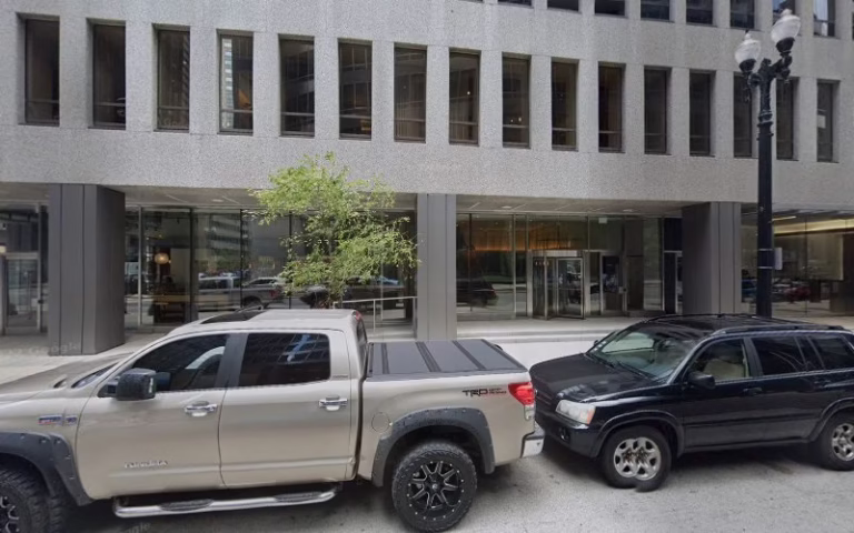 264335 chicago gutter cleaning crew 768x480