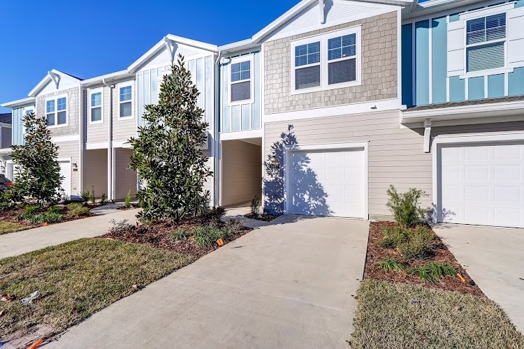 304756 valiant realty management llc