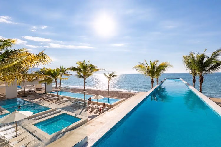 327269 lunabase travelstays property management