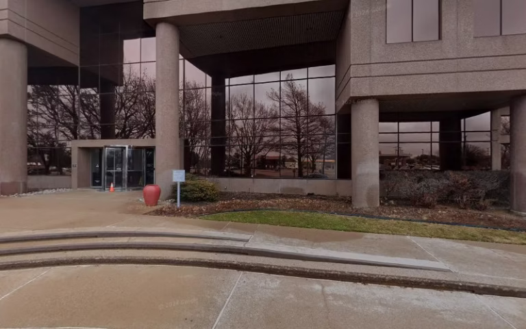 327877 skymark tower office building 2 768x480